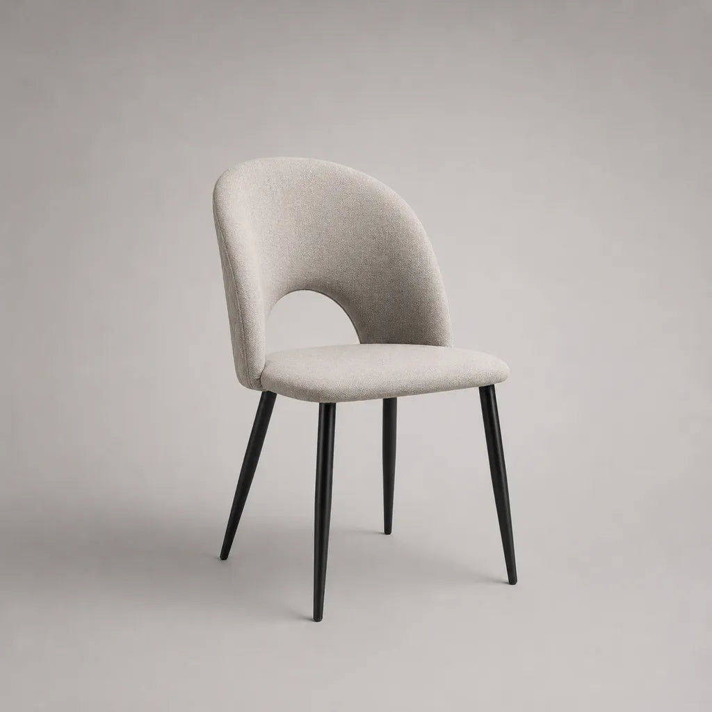 Chaise rembourrée en tissu beige avec dossier arrondi et pieds en métal noir, 49 × 55 × 84 cm