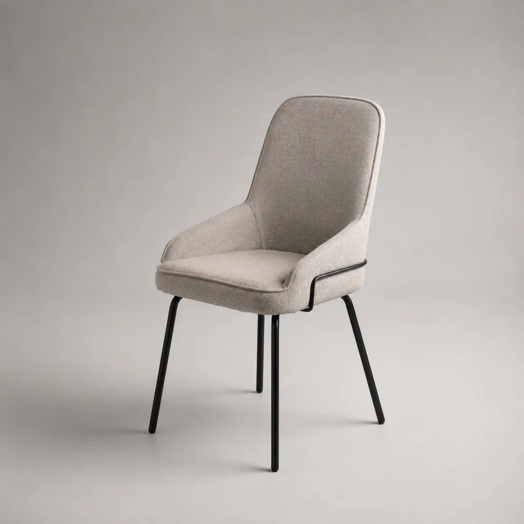 Chaise de salle à manger rembourrée en tissu beige avec accoudoirs et pieds en acier noir, 58 × 60 × 88 cm