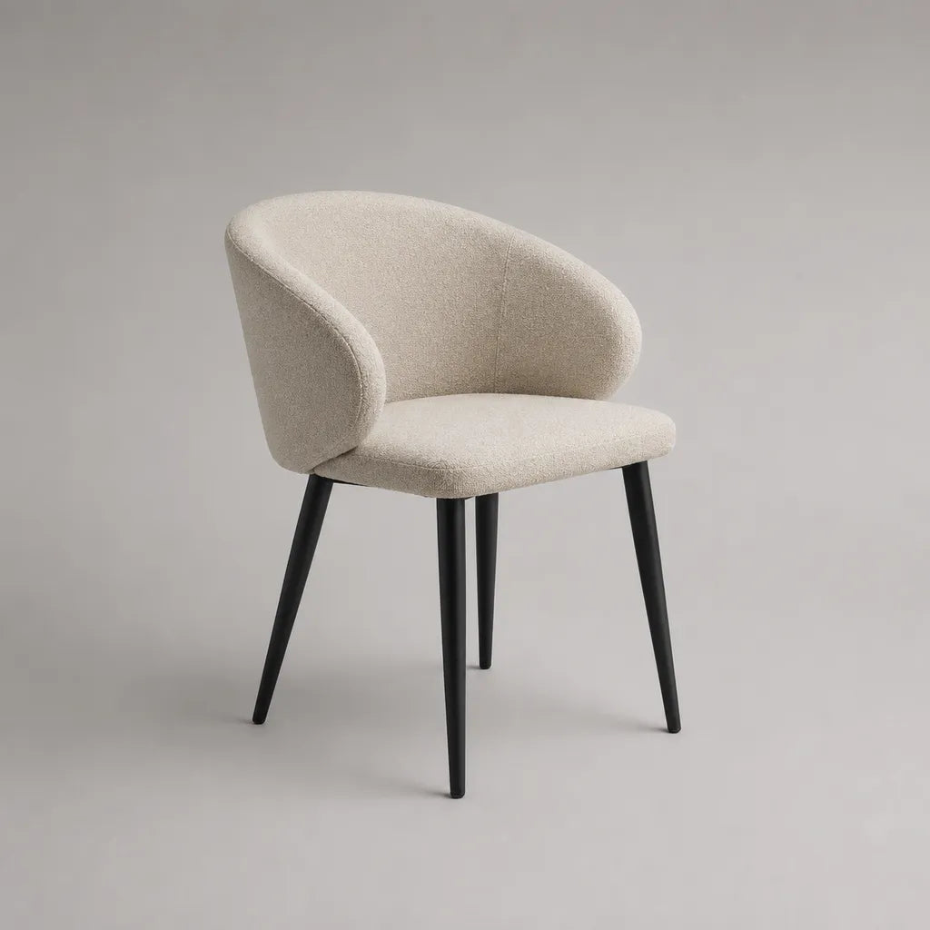 Chaise de salle à manger avec accoudoirs en tissu bouclé écru, dossier enveloppant et pieds en acier noir, 58 × 59 × 79 cm