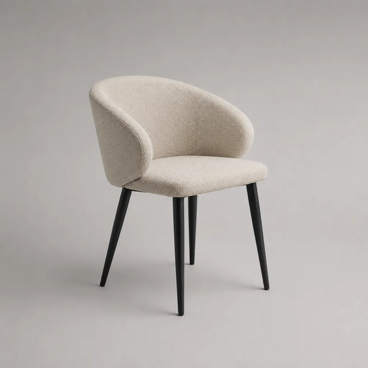 Chaise de salle à manger avec accoudoirs en tissu bouclé écru, dossier enveloppant et pieds en acier noir, 58 × 59 × 79 cm
