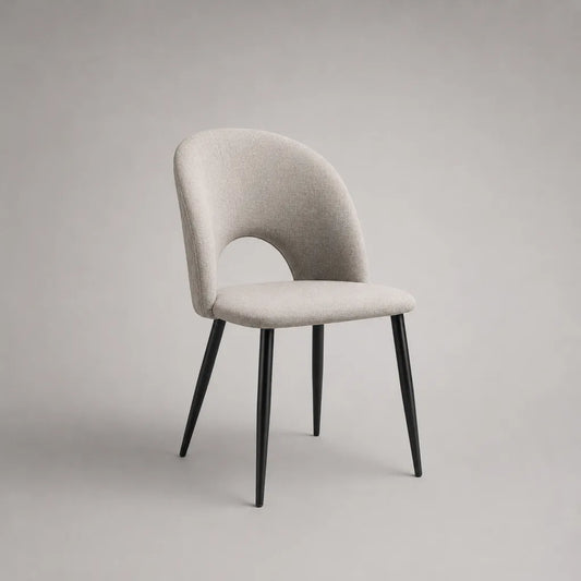 Chaise rembourrée en tissu beige avec dossier arrondi et pieds en métal noir, 49 × 55 × 84 cm