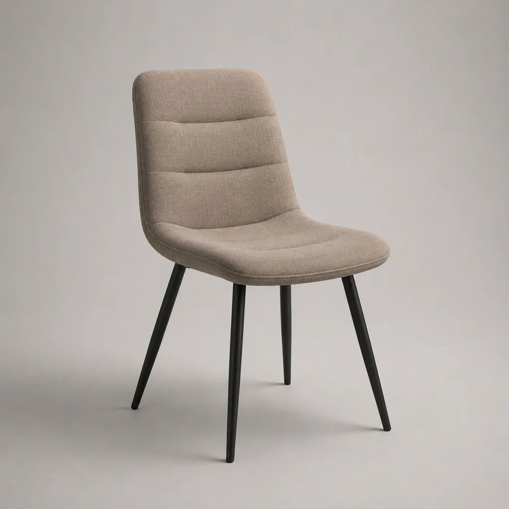 Chaise rembourrée en polyester beige avec pieds en acier noir, 48 × 57 × 84 cm